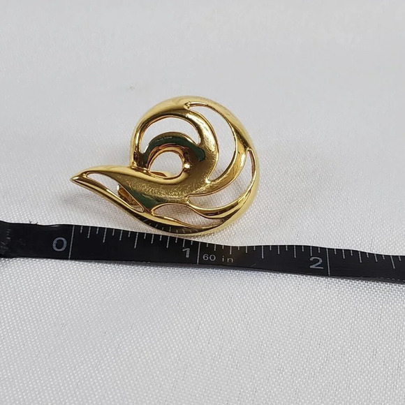 Vtg 80s Monet Gold Tone Swirl Clip On Earrings Huggie Climbers 1.5 Inches Signed - Picture 5 of 6